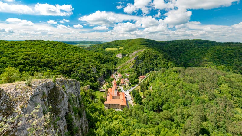 Svaty Jan strąka Skalou monaster, Beroun okręg, Środkowy Artystyczny region, republika czech zdjęcia stock Svaty Jan strąka Skalou monaster, Beroun okręg, Środkowy Artystyczny region, republika czech zdjęcia stock