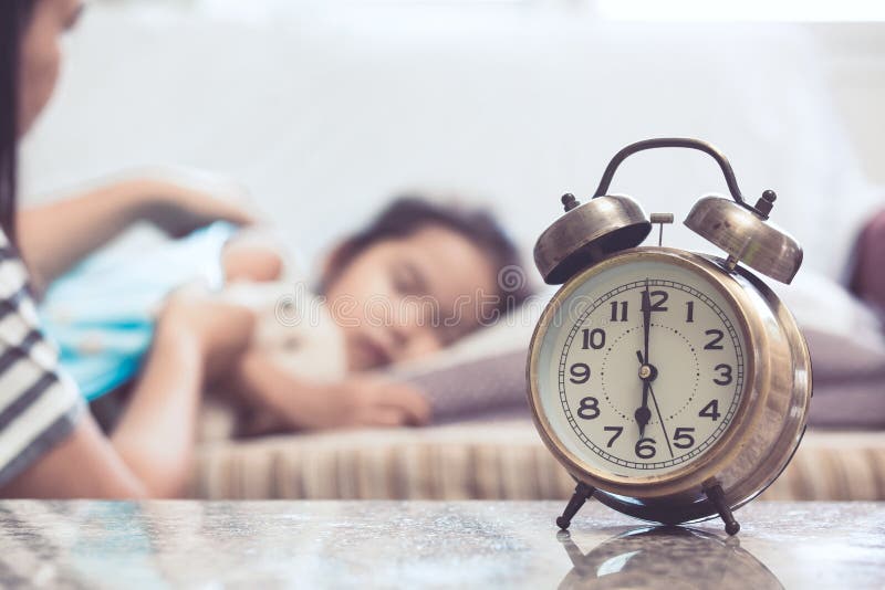 Sveglia d'annata su fondo della madre che ciao il bambino fotografie stock libere da diritti Sveglia d'annata su fondo della madre che ciao il bambino fotografie stock libere da diritti