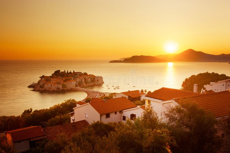 Sveti Stefan wyspa w Montenegro przy Adriatyckim morzem