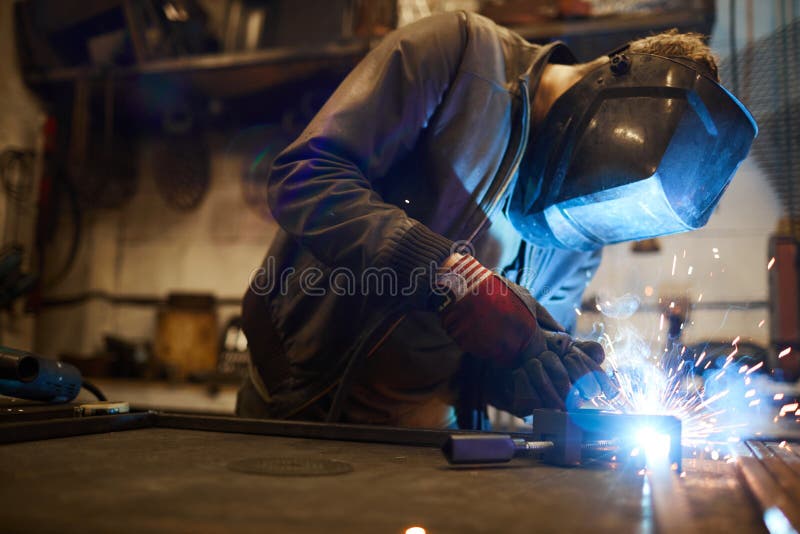Svetsande järnworkpieces royaltyfri bild Svetsande järnworkpieces royaltyfri bild