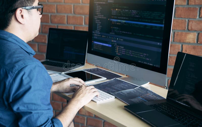 sviluppatore di programmi informatici sviluppo di software di progettazione di computer su scrivania in ufficio fotografia stock libera da diritti sviluppatore di programmi informatici sviluppo di software di progettazione di computer su scrivania in ufficio fotografia stock libera da diritti