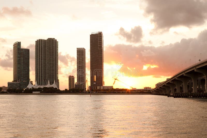 Sviluppi immobiliari a Miami del centro fotografia stock Sviluppi immobiliari a Miami del centro fotografia stock