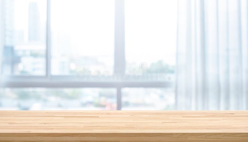 Svuotare la tavola di legno in alto sulla sfocatura della tenda bianca con sfondo vista finestra fotografie stock libere da diritti