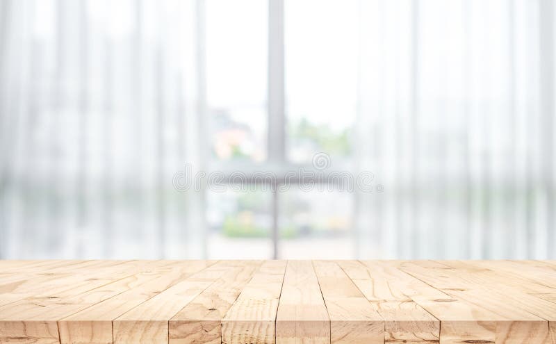 Svuoti del piano d'appoggio di legno su sfuocatura della tenda bianca con il fondo di vista della finestra fotografie stock libere da diritti
