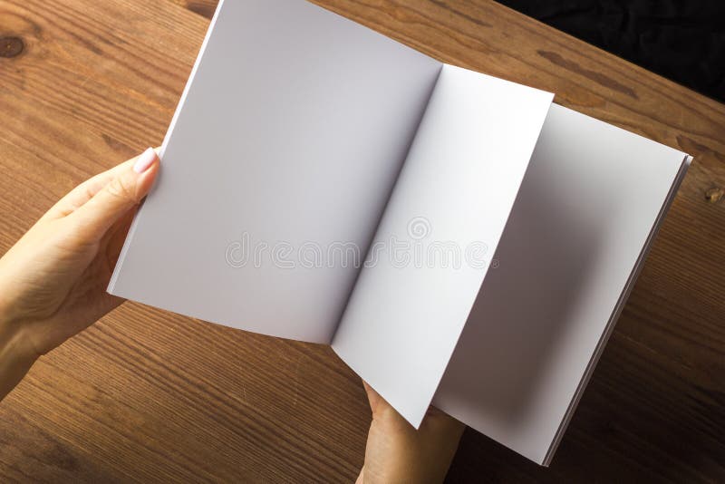 Svuoti il Libro Bianco per le note, il taccuino, il diario, il libretto, organizzatore a disposizione su una tavola di legno fotografia stock libera da diritti