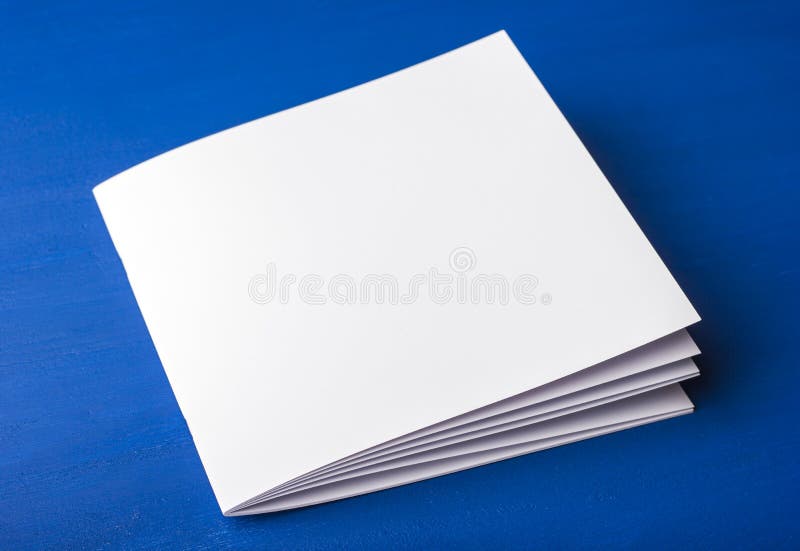 Svuoti il Libro Bianco per le note, il taccuino, il diario, il libretto, organizzatore su un fondo blu fotografia stock libera da diritti