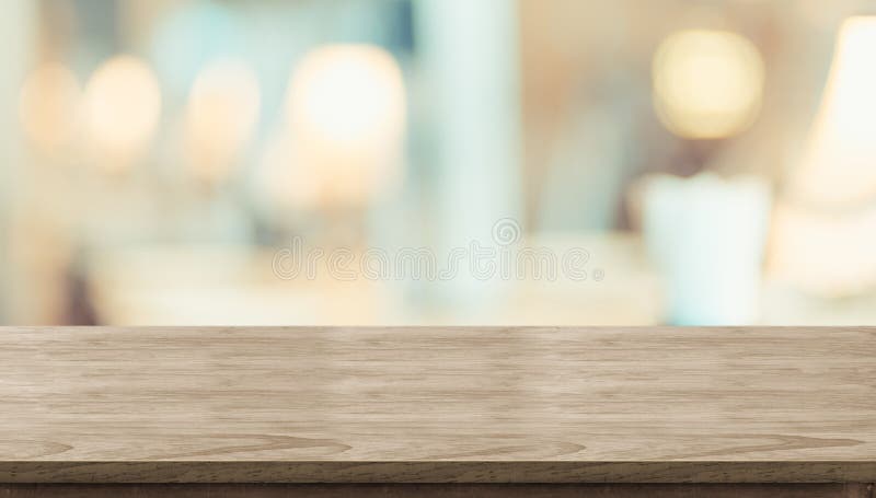 Svuoti la tavola di legno rustica e la tavola vaga della luce morbida in restaura