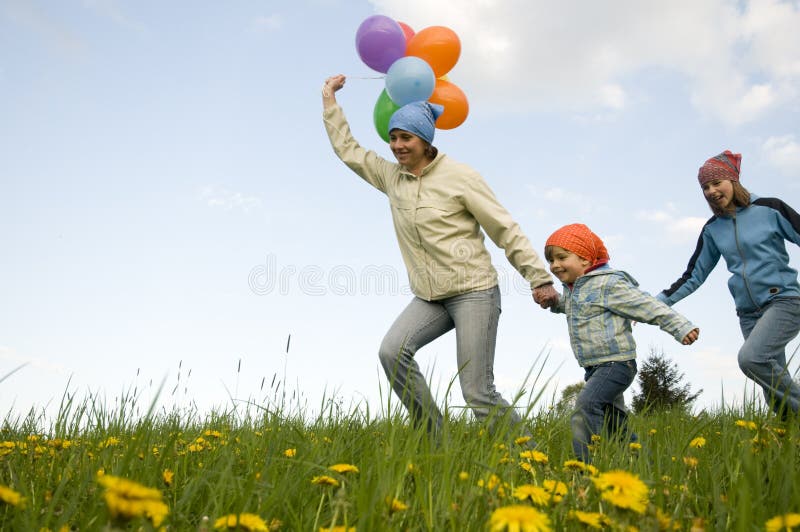 Söt flicka med ballonger royaltyfri fotografi