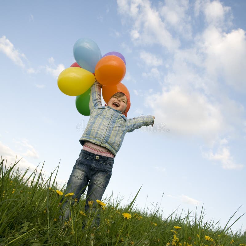 Söt flicka med ballonger arkivbilder