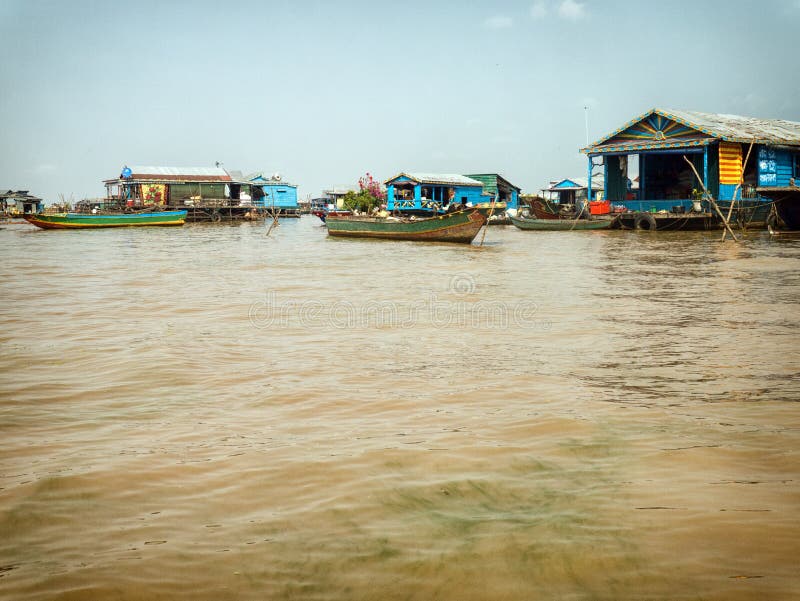 Sväva byn i Tonle underminera sjön, Cambodja royaltyfri foto Sväva byn i Tonle underminera sjön, Cambodja royaltyfri foto