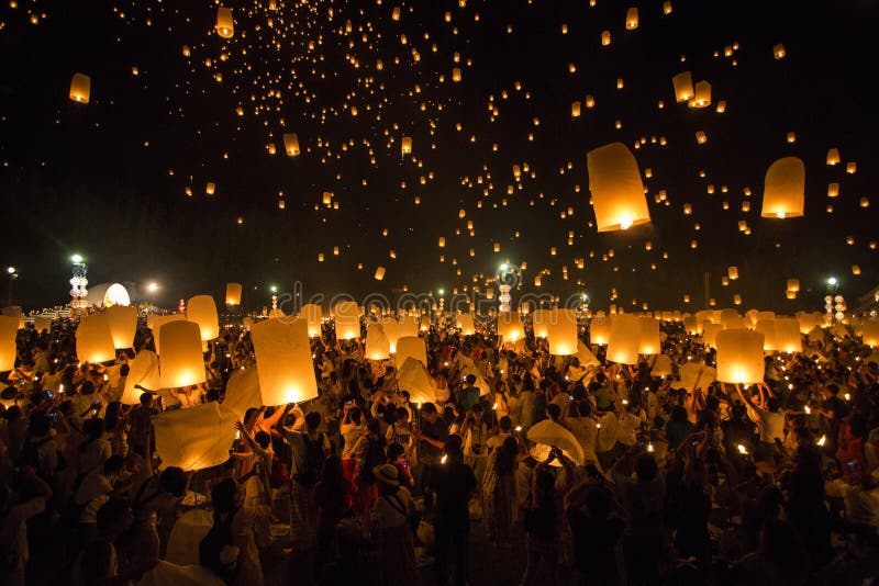 Sväva lyktayeepeng eller loikrathongfestival på Chiang Mai royaltyfria foton