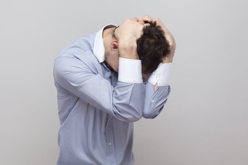 Svårigheter, fel eller fel Stående av den stiliga borstaffärsmannen i klassiskt ljus - blått skjortaanseende och rymma hans arkivbilder Svårigheter, fel eller fel Stående av den stiliga borstaffärsmannen i klassiskt ljus - blått skjortaanseende och rymma hans arkivbilder