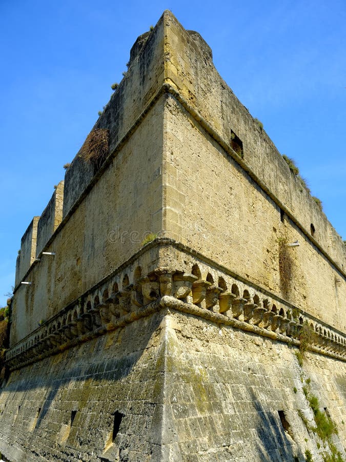 Swabian slott för detalj av Bari med trädet Puglia royaltyfri fotografi Swabian slott för detalj av Bari med trädet Puglia royaltyfri fotografi