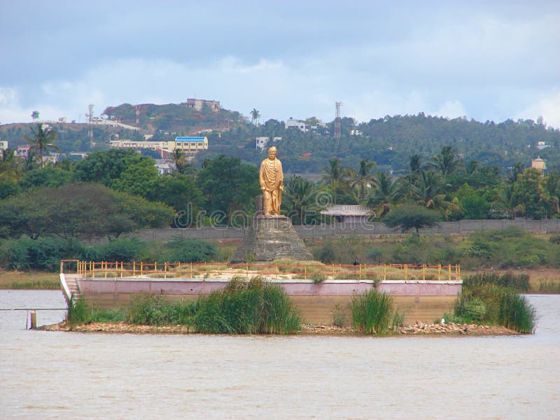 Swami Vivekananda Statue en el lago Unkal, Karnataka, la India imagen de archivo libre de regalías Swami Vivekananda Statue en el lago Unkal, Karnataka, la India imagen de archivo libre de regalías