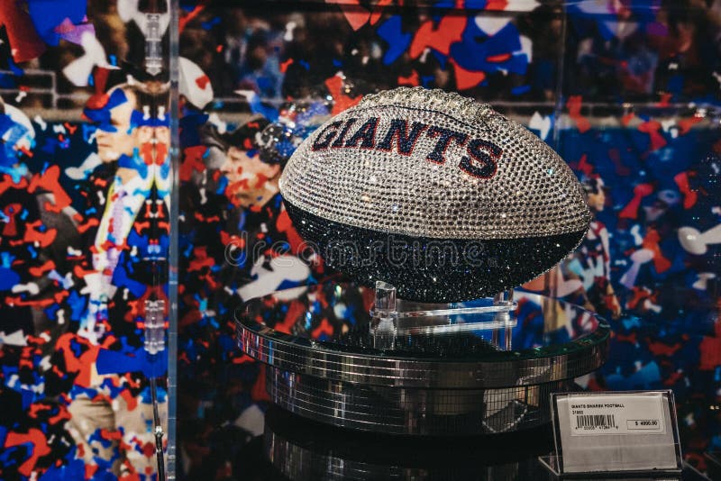 Swarovski giganty balowi na sprzedaży w NFL doświadczeniu w times square, Nowy Jork, usa zdjęcia royalty free Swarovski giganty balowi na sprzedaży w NFL doświadczeniu w times square, Nowy Jork, usa zdjęcia royalty free