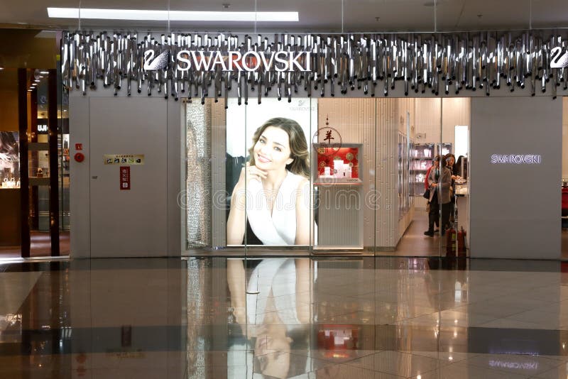 Idioot Ewell recorder Shop Swarovski with Large Storefronts in Zadar. Editorial Photo - Image of boutique, store: 100219391 Idioot Ewell recorder Shop Swarovski with Large Storefronts in Zadar. Editorial Photo - Image of boutique, store: 100219391