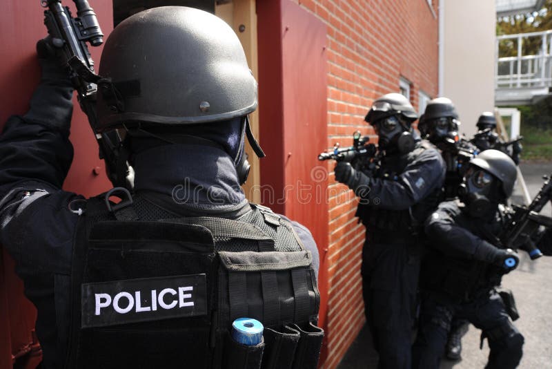 Un Britannico di polizia SWAT squadra pratica un ingresso e tecnica.
