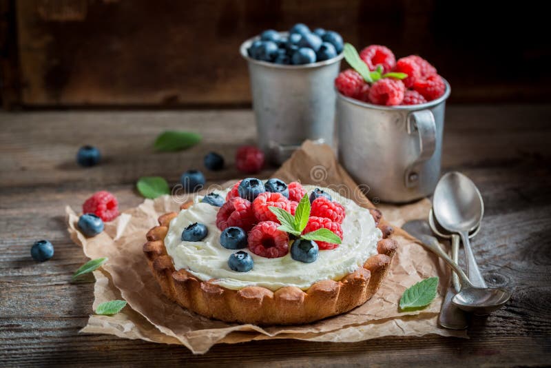 Sweet and creamy tart with mascarpone cheese and fruit royalty free stock images Sweet and creamy tart with mascarpone cheese and fruit royalty free stock images