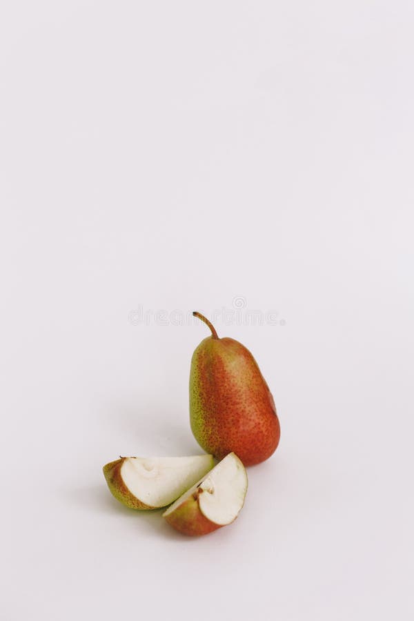 https://thumbs.dreamstime.com/b/sweet-ripe-fresh-green-cut-pear-water-drops-leaves-spotted-white-wood-table-154068725.jpg
