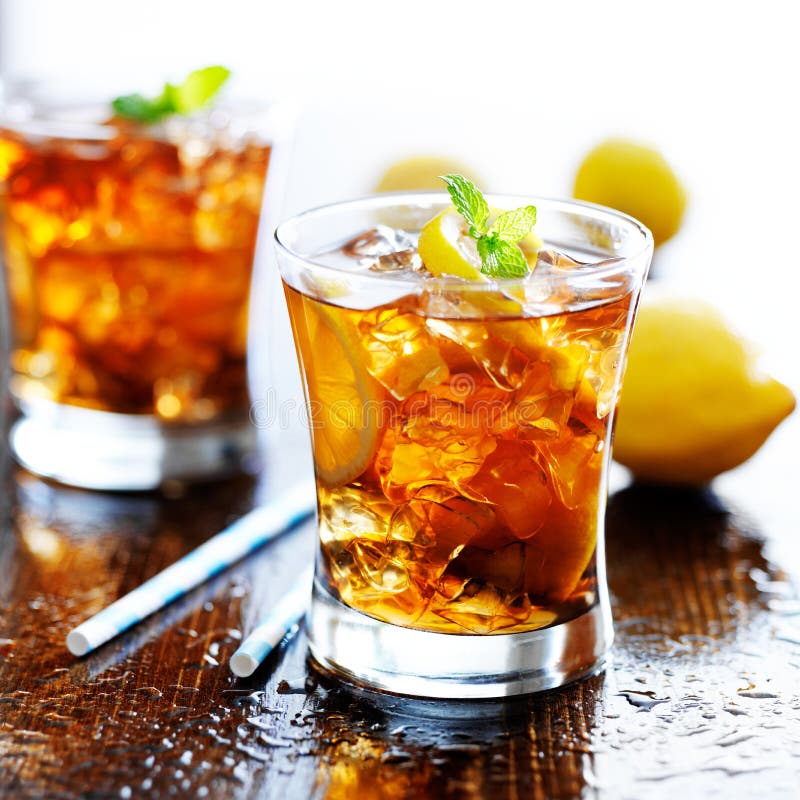 Sweet tea with lemon slices and mint