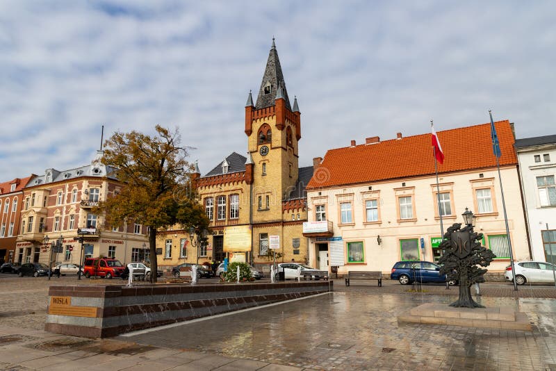 Swiecie, kujawsko pomorskie / Polen - 17. Oktober 2019: Alter Markt in einer kleinen Stadt in Mitteleuropa Alte Wohnungen in der lizenzfreie stockbilder Swiecie, kujawsko pomorskie / Polen - 17. Oktober 2019: Alter Markt in einer kleinen Stadt in Mitteleuropa Alte Wohnungen in der lizenzfreie stockbilder