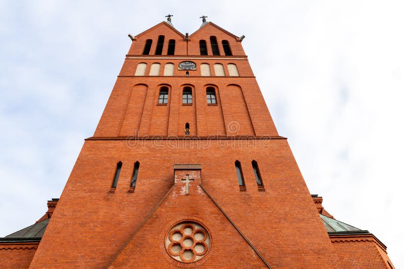 Swiecie, kujawskopomorskie / Polen - Oktober, 17, 2019: Christliche Kirche in Mitteleuropa Altes Tempelgebäude stockfotografie Swiecie, kujawskopomorskie / Polen - Oktober, 17, 2019: Christliche Kirche in Mitteleuropa Altes Tempelgebäude stockfotografie