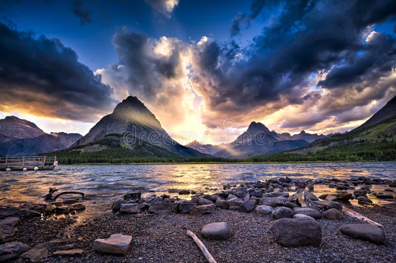 Swiftcurrent See bei Sonnenuntergang lizenzfreie stockfotografie Swiftcurrent See bei Sonnenuntergang lizenzfreie stockfotografie
