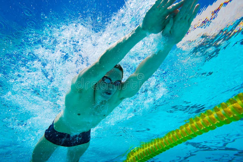La nuotatrice di Nuoto in Piscina sott'acqua con l'Acqua azzurra e Limpida.