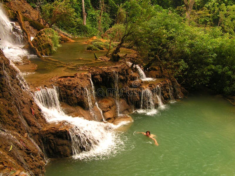 Swimmimg w tourquise Kouang Si siklawie w Laos obraz stock Swimmimg w tourquise Kouang Si siklawie w Laos obraz stock