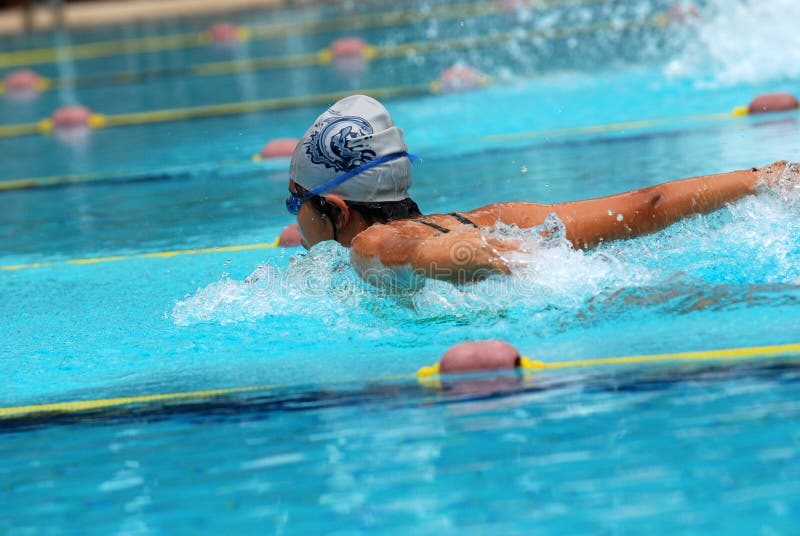 Nadar competencia ayuda sobre el deporte.