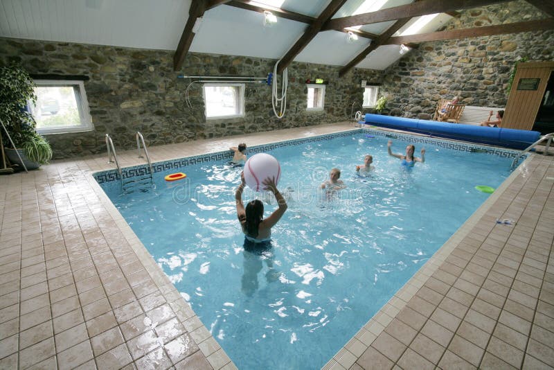 I bambini a giocare a palla in una porta in piscina.