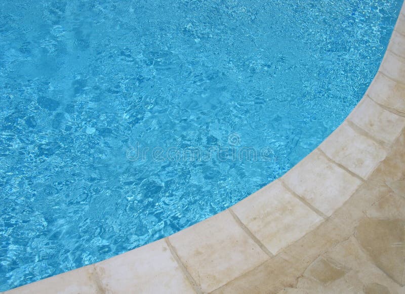 Parte di piscina con acqua di texture e piastrelle.