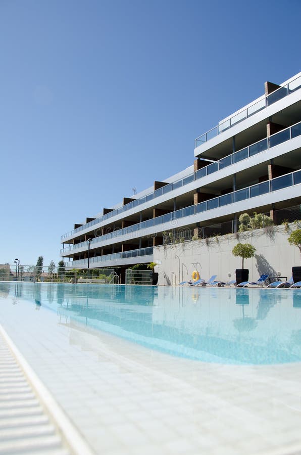 Swimming pool, build, water reflections