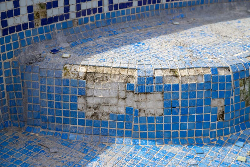 Том и бассейн. Чем приклеить плитку в ванной если она отвалилась от цементной основы.