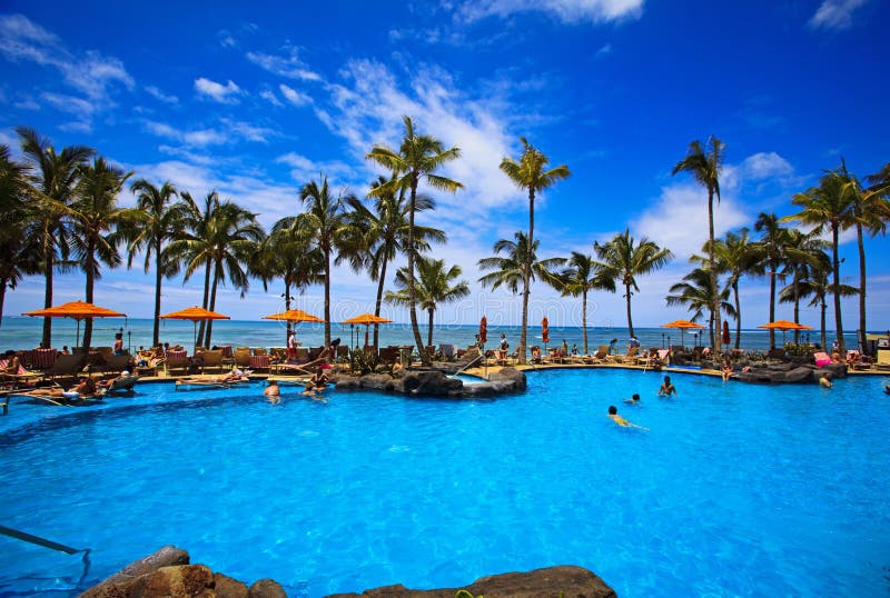 La piscina dello Sheraton Waikiki hotel si trova al bordo delle acque blu dell'Oceano Pacifico sulla spiaggia di Waikiki, Hawaii.