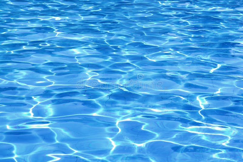 Plavecký bazén, vodné plochy so šumivým odraz svetla.