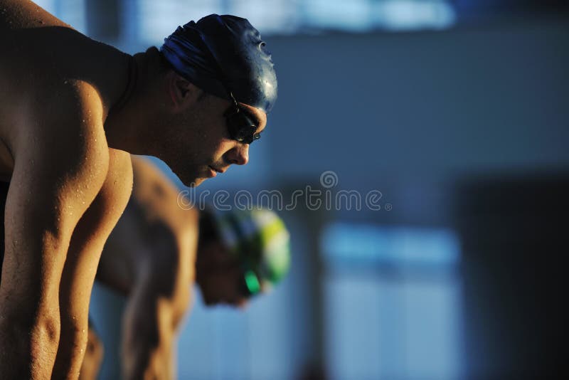 Posizione di partenza di gara concetto con fit nuotatore in piscina.