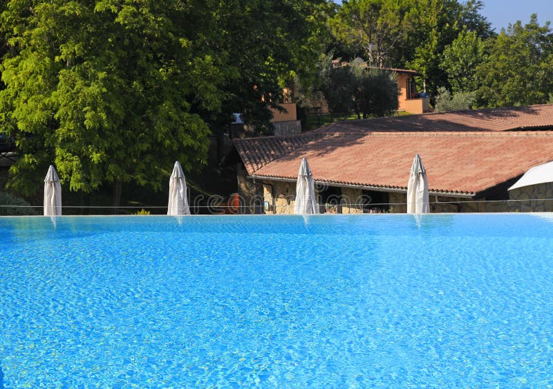 Swimmingpool auf Sommerurlaubsort, Toskana, Italien stockfoto Swimmingpool auf Sommerurlaubsort, Toskana, Italien stockfoto