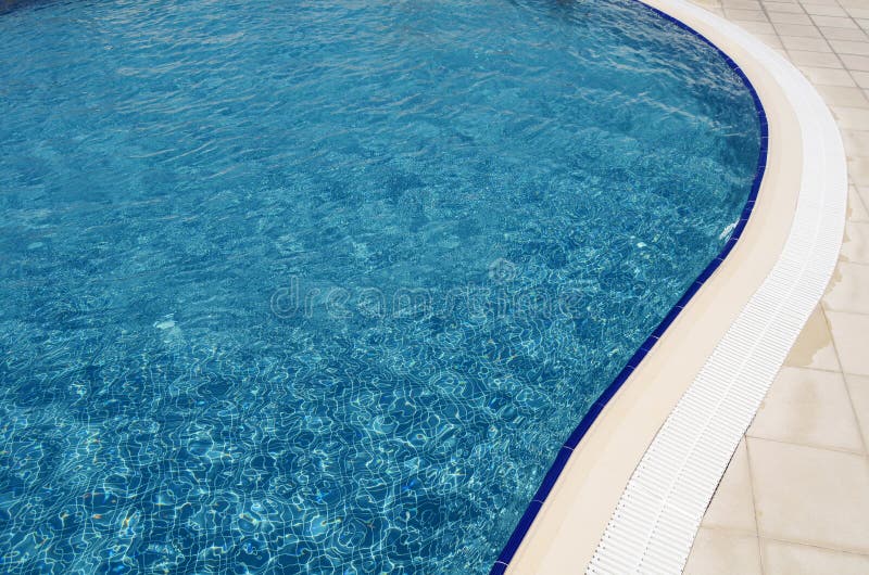 Swimmingpool am Hotelabschluß oben stockbilder Swimmingpool am Hotelabschluß oben stockbilder