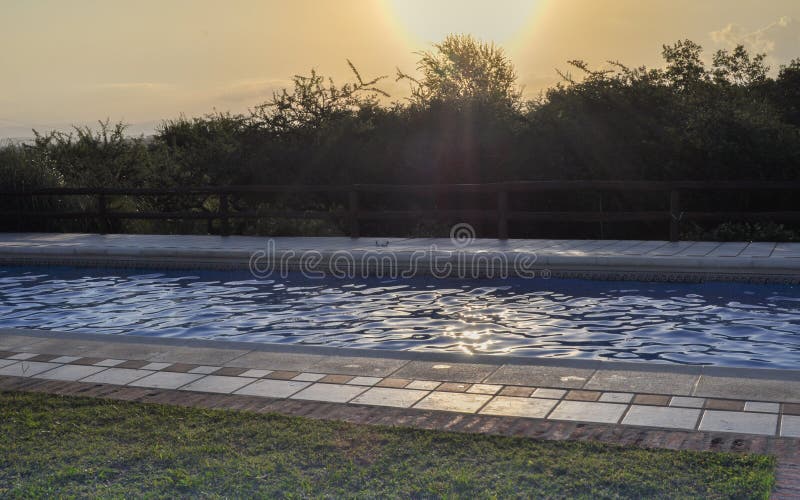 Swimmingpool im Sonnenaufgang stockfotos Swimmingpool im Sonnenaufgang stockfotos