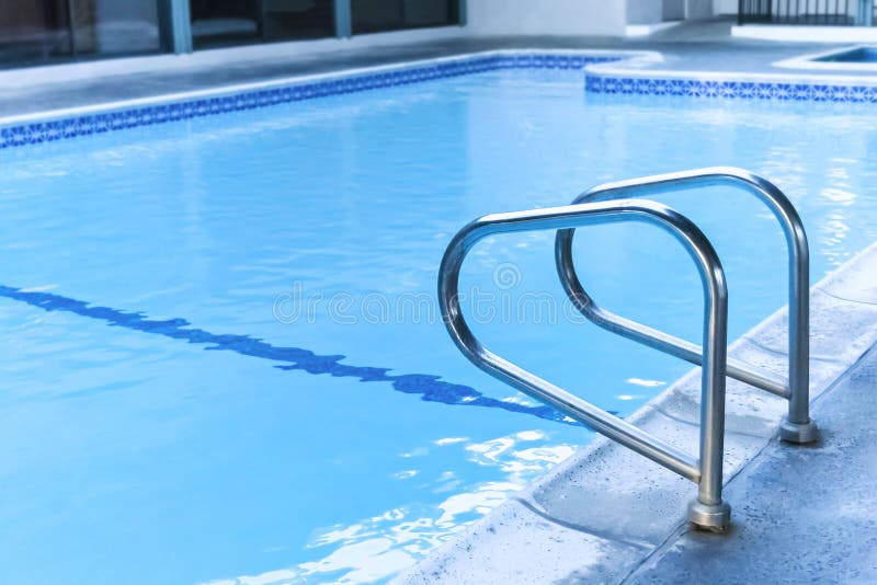 Swimmingpool mit Treppe stockfoto. Bild von schwimmbad 134712136