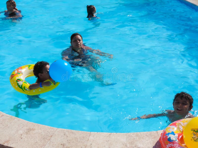 Swimmingpool - Sharm el-Sheikh. Ägypten, Nov. 23 2014: Glückliche Menschen und Mädchen im Bikini Badzeit im Pool, Sharm el-Sheikh genießend