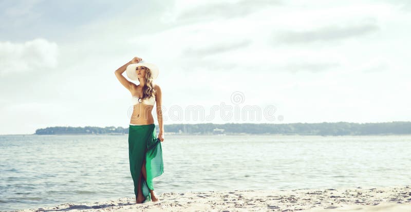 Swimwear и gree привлекательной, молодой, тонкой женщины нося alluring стоковая фотография