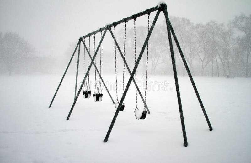 Altalena ricoperta di neve nel parco giochi.