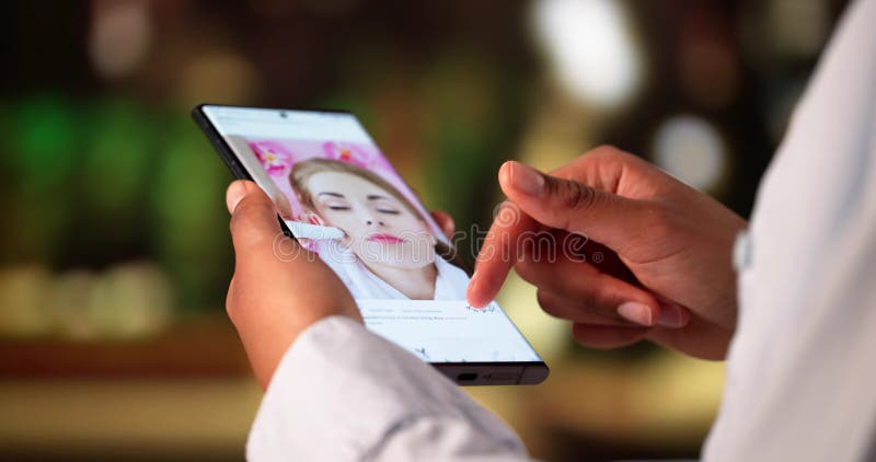 Swiping and scrolling content swiping and scrolling content on online social media network fotos de stock royalty free