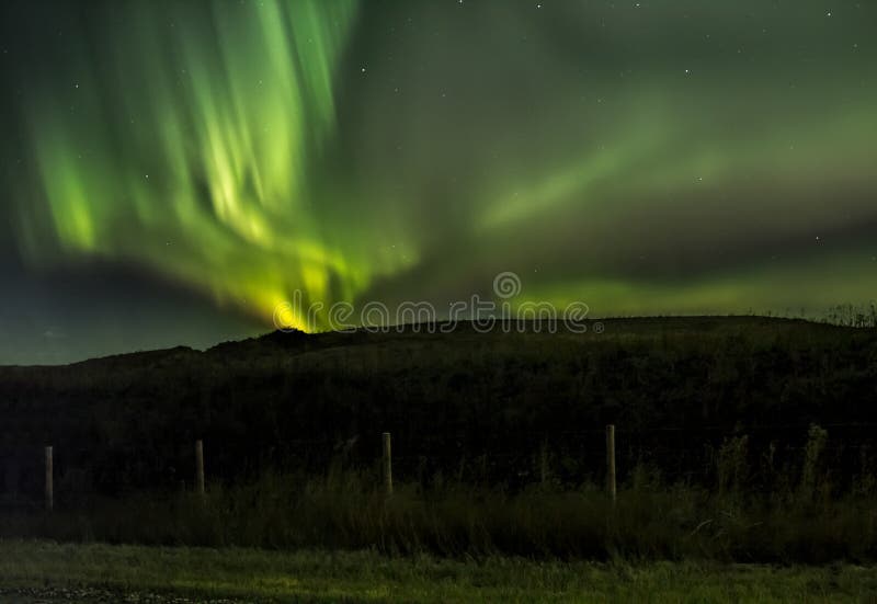 Balli di vortici di luci del nord mentre si muovono attraverso il cielo notturno.