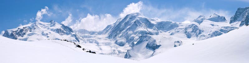 Panorama di Montagna della Neve Gamma Paesaggio con Cielo Blu a Cervino Picco nella Regione delle Alpi Svizzere.