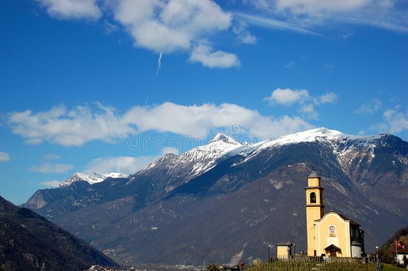 Il germoglio di una chiesa, con lo sfondo delle alpi svizzere made in Bellinzona una delle città della lista UNESCO (Canton Ticino, Svizzera)
