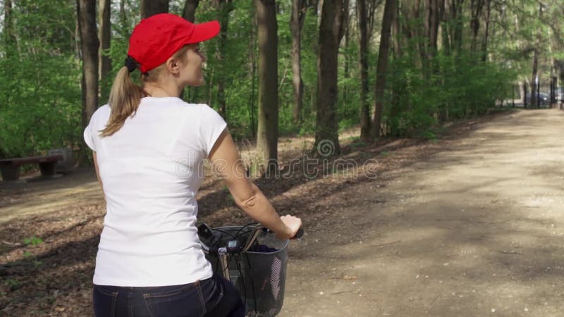 swobodny ruch Kobiety jazdy rower Żeński nastolatek jechać na rowerze kolarstwo w pogodnym parku Aktywny bawi się pojęcie
