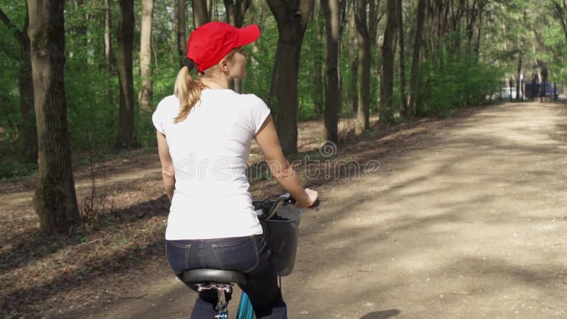 swobodny ruch Kobiety jazdy rower Żeński nastolatek jechać na rowerze kolarstwo w pogodnym parku Aktywny bawi się pojęcie